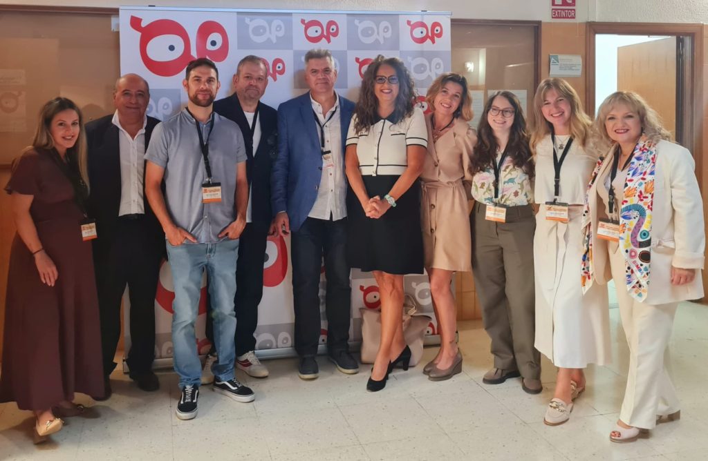 El Sr. Decano de la Facultad de Filosofía y Letras, Jose María Ferri Coll, y la Sra. Vicerrectora de Cultura, Deporte y Extensión Universitaria, Catalina Iliescu Gheorghiu, junto a parte del comité organizador del CIHV.